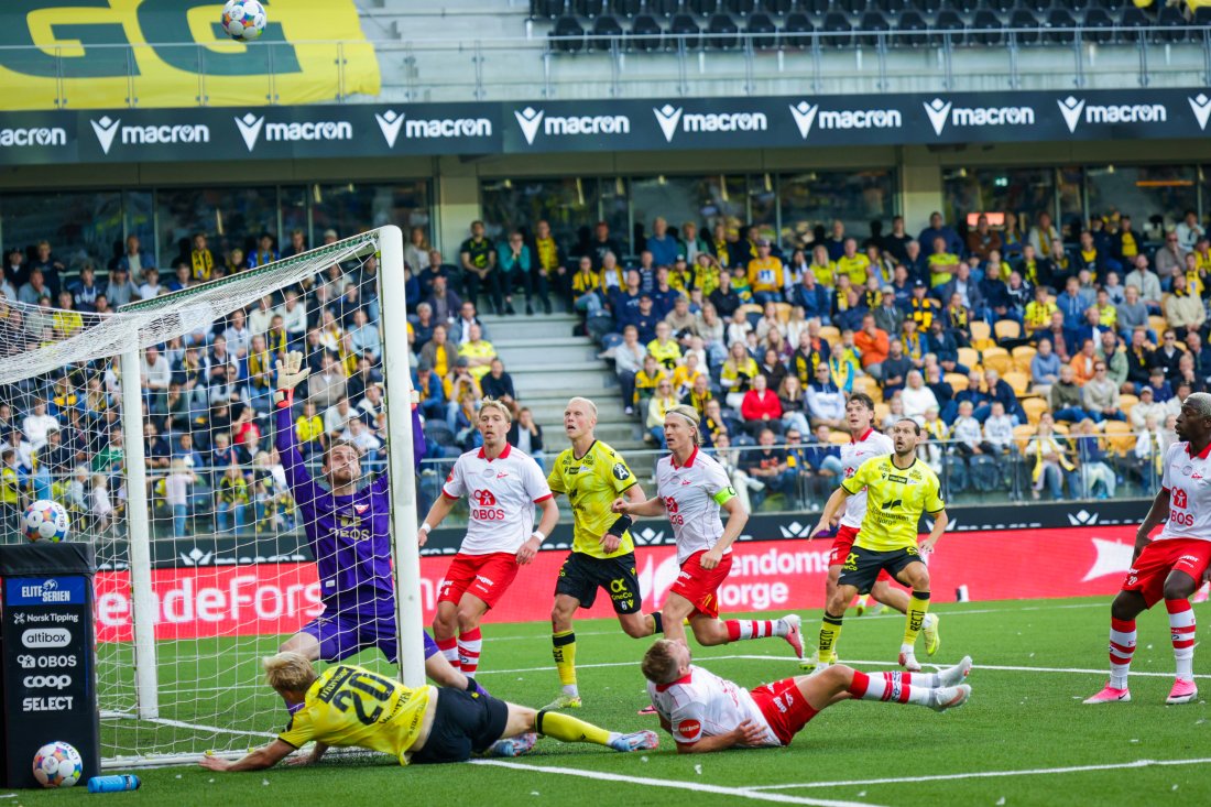 Start var nære flere ganger, med forsvaret og Børsheim stoppet det som kom. (Foto: Tor Erik Schrøder / NTB)