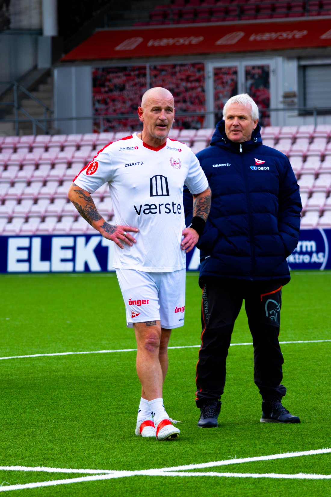 Det stormer rundt Gatelagets hovedtrener Biffen etter dagens pinlige tap. Her måtte sikkerhetssjef Lasse Steve beskytte "Biffen" fra ildsinte supportere etter kampslutt. Biffen selv mener at det var unødvendig med sikkerhetshjelp fra Lasse, da han kunne ha hamlet opp med enhver supporter på egenhånd.