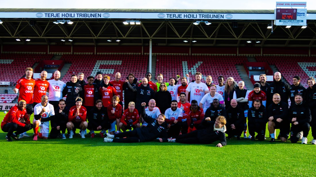 Det var to fornøyde FFK-lag som tok et felles lagbilde etter kampslutt.