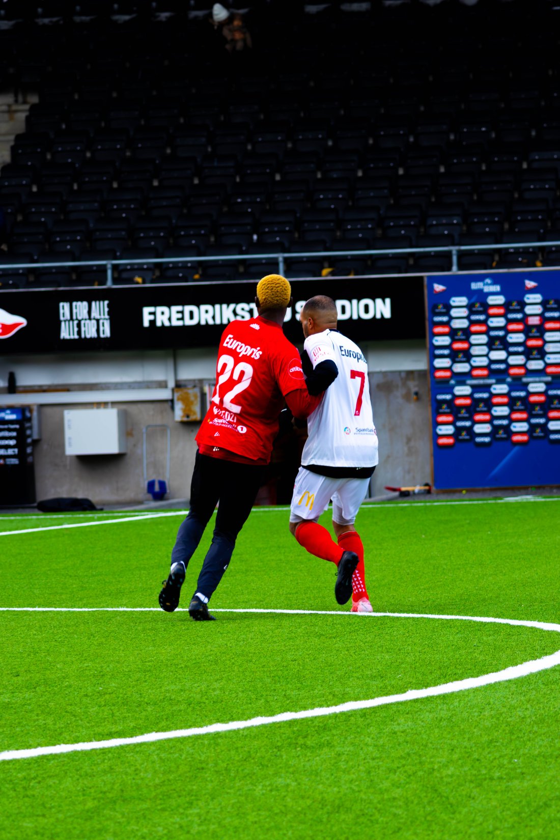 Maxwell Woledzi fikk rødt kort i dagens kamp, men slipper å sone karantene mot Viking.