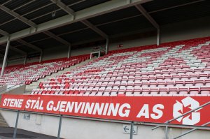 Stene Stål Gjenvinning med skilt på tribunen