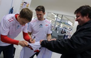 Håvard Åsheim og Magne Simonsen signerer drakt