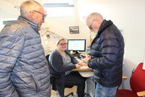 Billettansvarlig Hanne Raae Hermansen satt klar med sesongkortbunken da supporterne strømmet til mandag.