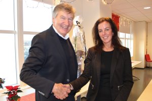 Styreleder i FFK takker sponsorsjef i Orkla Foods Norge, Nina Aas for tiden som samarbeidspartnere.