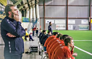 Aleksander Olsen sidelinjen Østfoldhallen