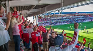 Sørsia supporterne på ståfeltet jubler for scoring 2017