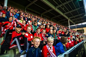 Mange tilskuere smiler da FFK mobiliserte med publikum mot Strømmen 2016