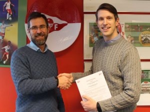 Knut Anders Blystad i Fredriksstad Blad og Svend Anders Karlsen-Moum i FFK signerte samarbeidsavtale for 2017 og 2018