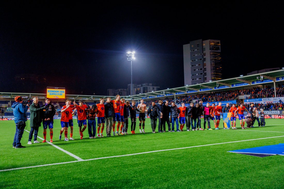 Aalesund feirer etter å ha rykket opp til Eliteserien. (Foto: Svein Ove Ekornesvåg / NTB)