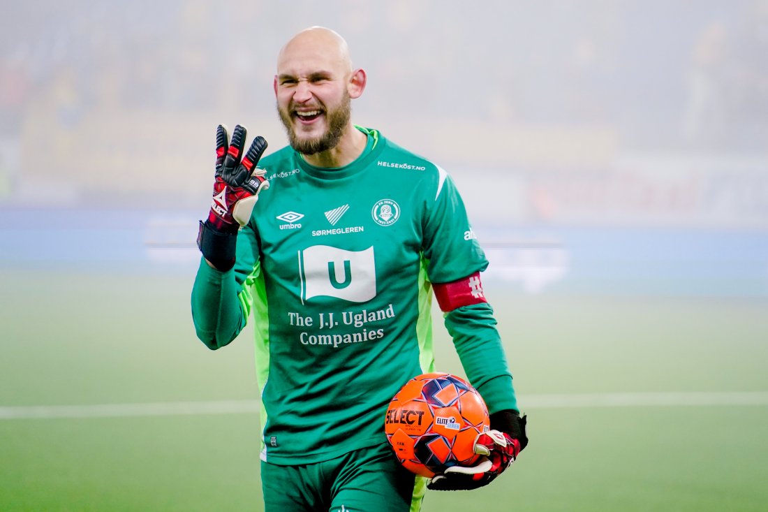 Øystein Øvretveit ble den store helten da han reddet fire straffer mot Brann i opprykkskvalifiseringen til Eliteserien. (Foto: Heiko Junge / NTB)