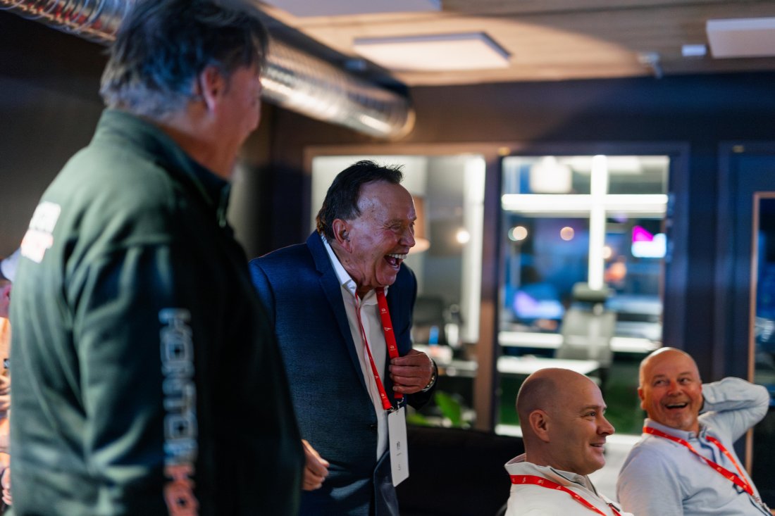 Terje Høili koste seg med blant annet helikoptertur. (Foto: Qwerty AS)