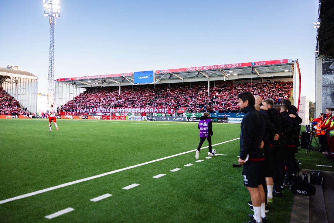 Sørsia har vært utsolgt for både stå- og sitteplasser hver eneste kamp i år. (Foto: Qwerty AS)