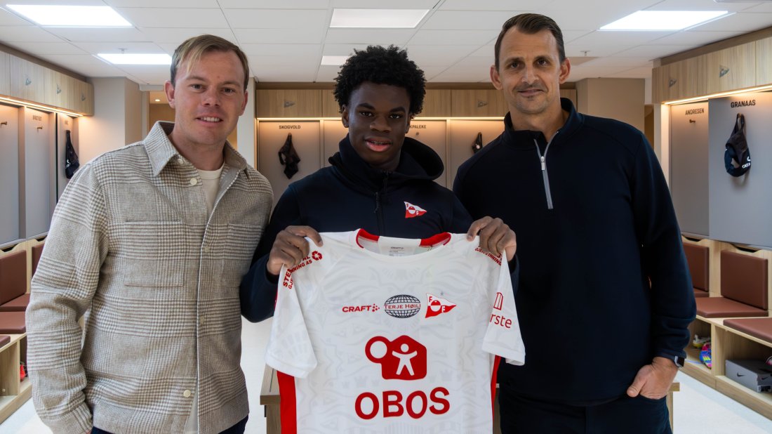 Gabriel Wesseh blir FFK-spiller i mai. Her sammen med sin agent Alex Horwath (t.h) og Anders Jensen.