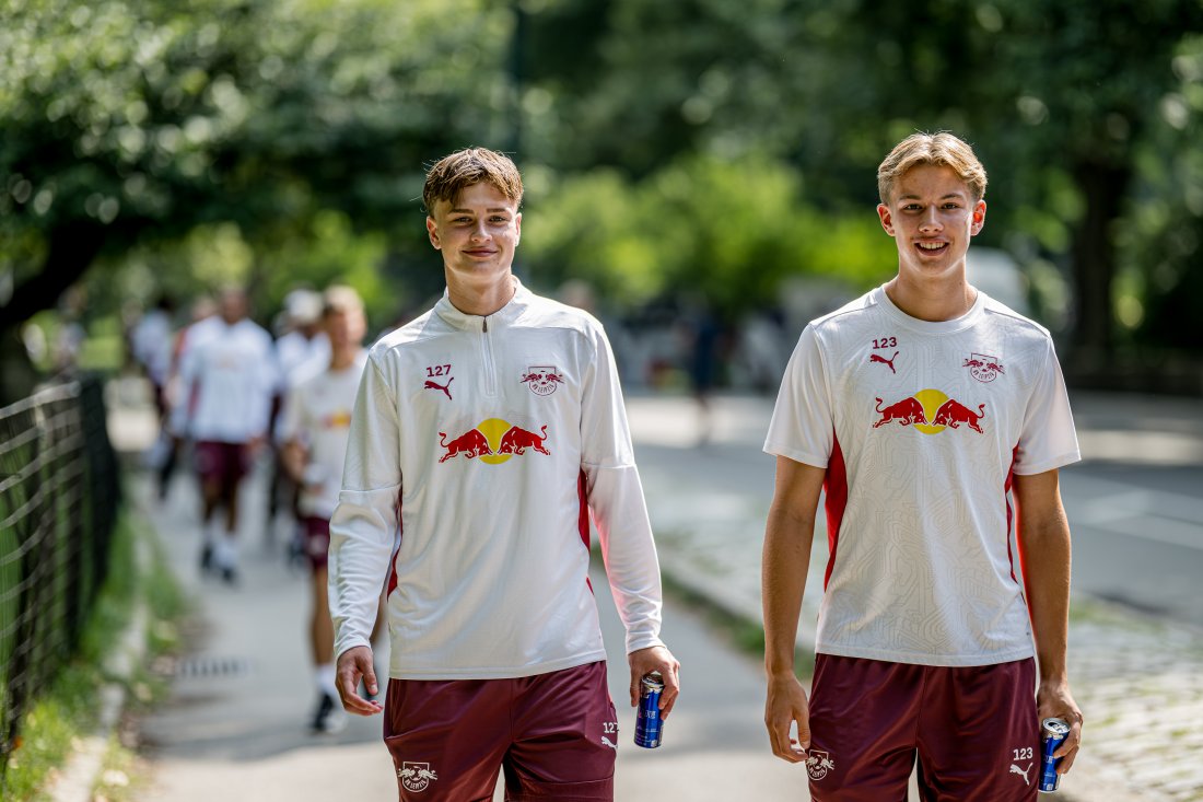 Jonathan Norbye (t.h) var kaptein på RB Leipzig sitt juniorlag. (Foto: RB Leipzig.)