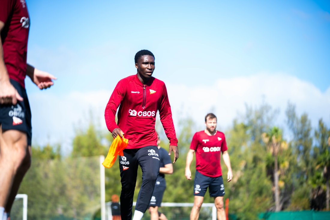 Daan Yoboue er på besøk i Fredrikstad, og sitter på innbytterbenken mot Lillestrøm.