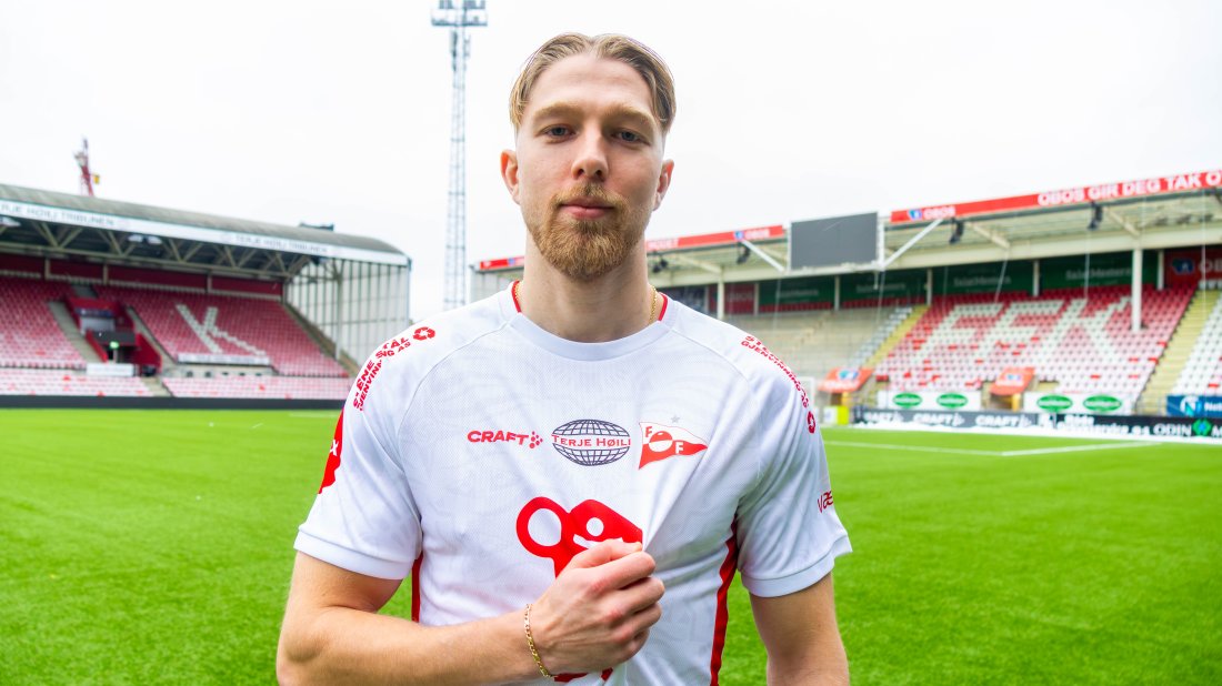 Fredrik Holme (på bildet) og Samuel Leach Holm debuterer i FFK-trøyen i dag.