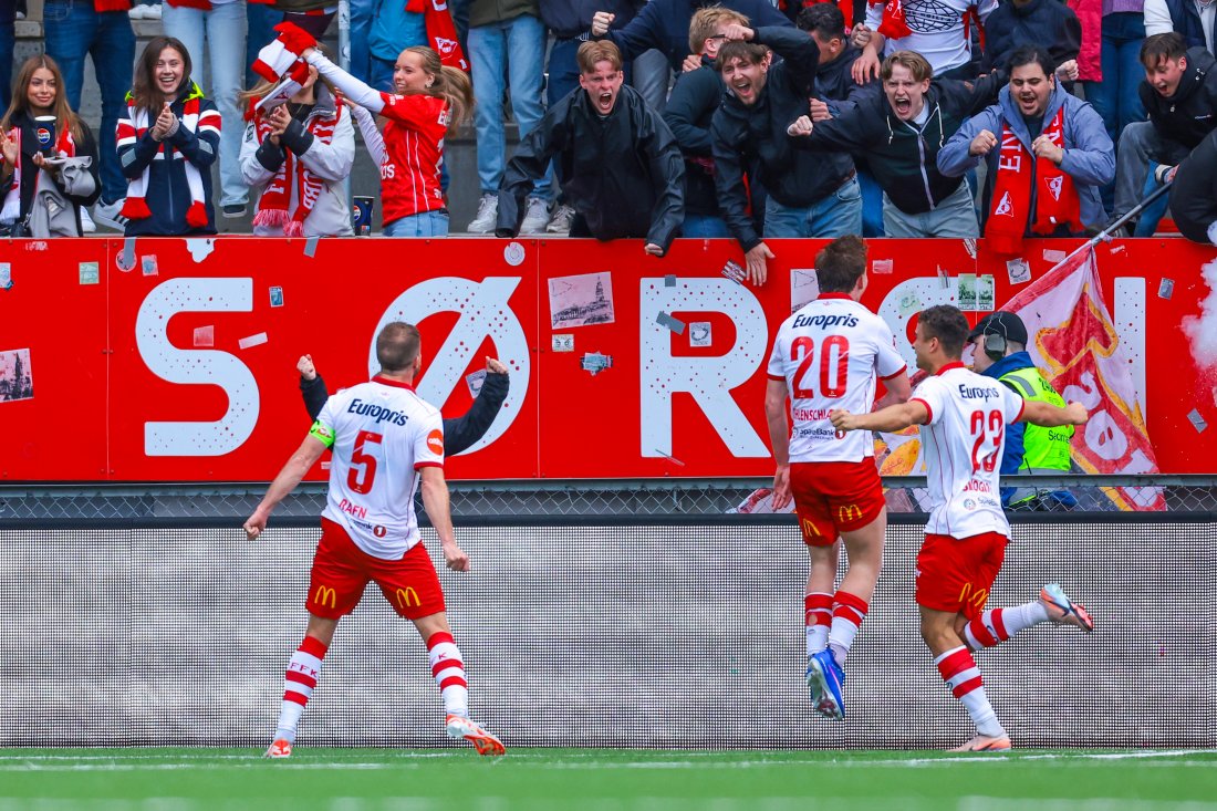 Simen Rafn headet inn 1-0. (Foto: Thomas Andersen / NTB)