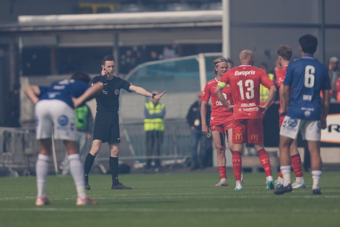 Etter pause måtte dommer igjen stoppe kampen. (Foto: Christoffer Andersen / NTB)