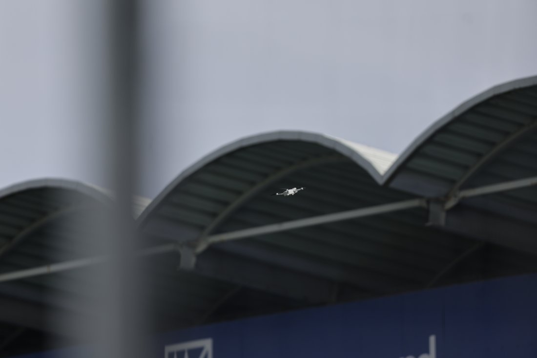Dommeren måtte blåse av etter det ble observert en drone under eliteseriekampen i fotball mellom Sarpsborg 08 og Fredrikstad på Sarpsborg Stadion. (Foto: Christoffer Andersen / NTB)