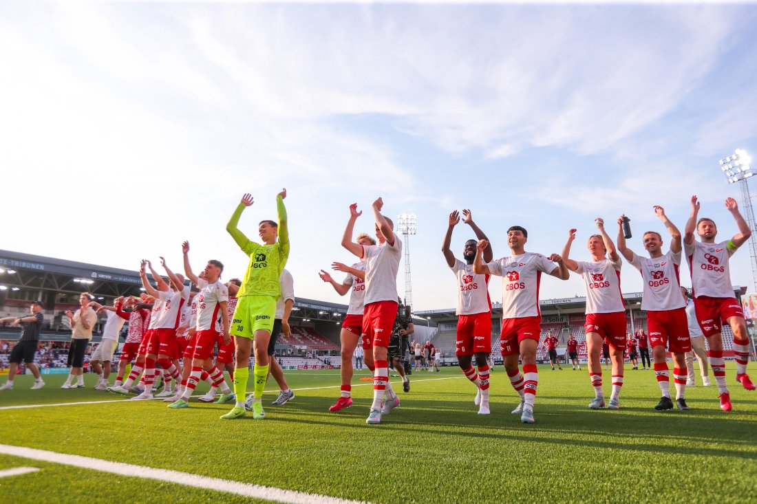 Fredrikstad-jubel etter seieren i eliteseriekampen i fotball mellom Fredrikstad og Molde på Fredrikstad Stadion. (Foto: Christoffer Andersen / NTB)