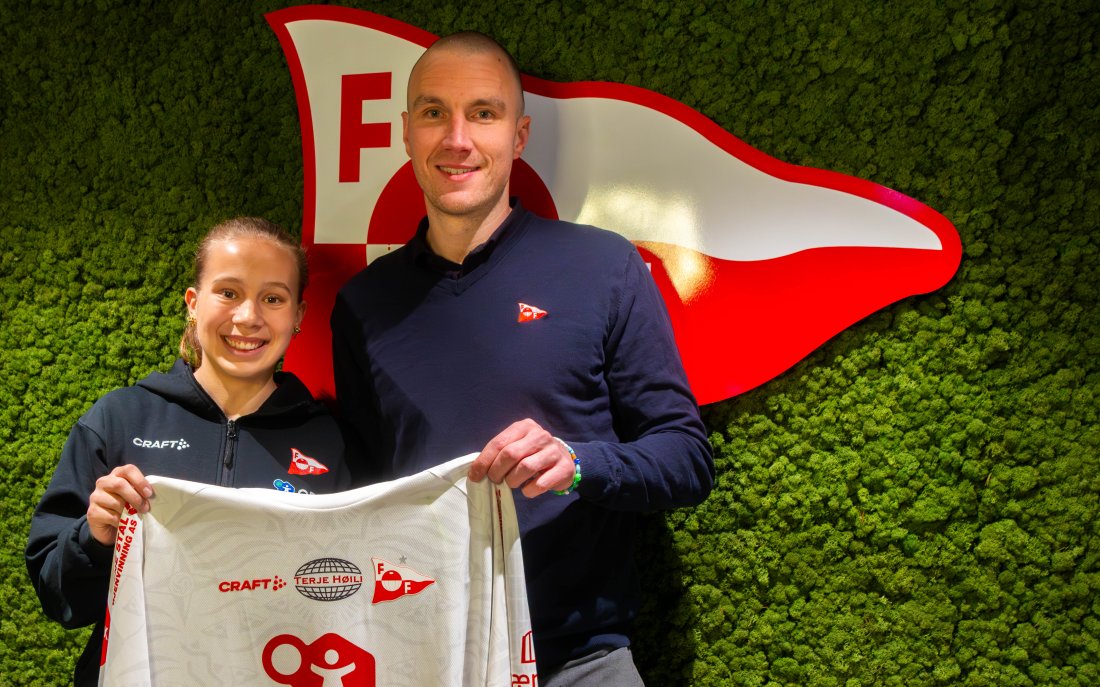 Emilie sammen med akademisjef i klubben, Mathias Solstad.