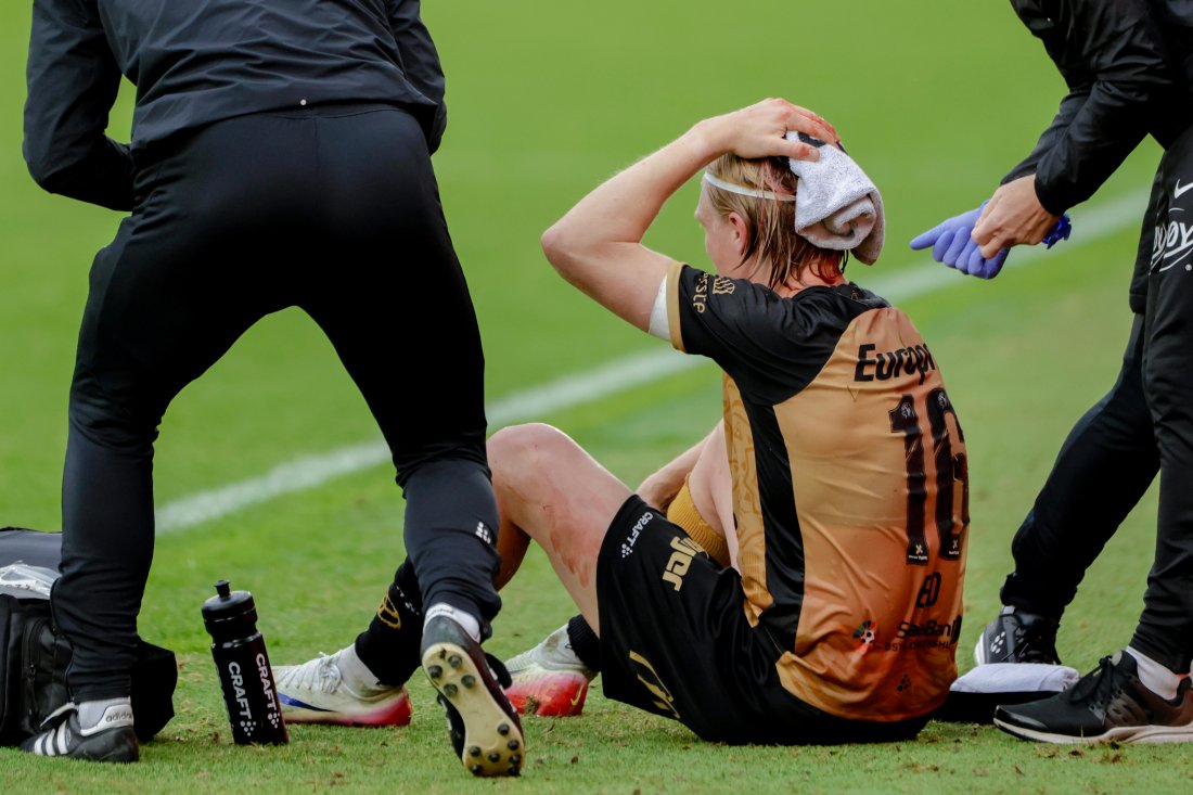 Det gikk hardt for seg på Brann Stadion i ettermiddag. Her får Daniel Eid behandling etter å ha fått et kutt i hodet. (Foto: Paul S. Amundsen / NTB)