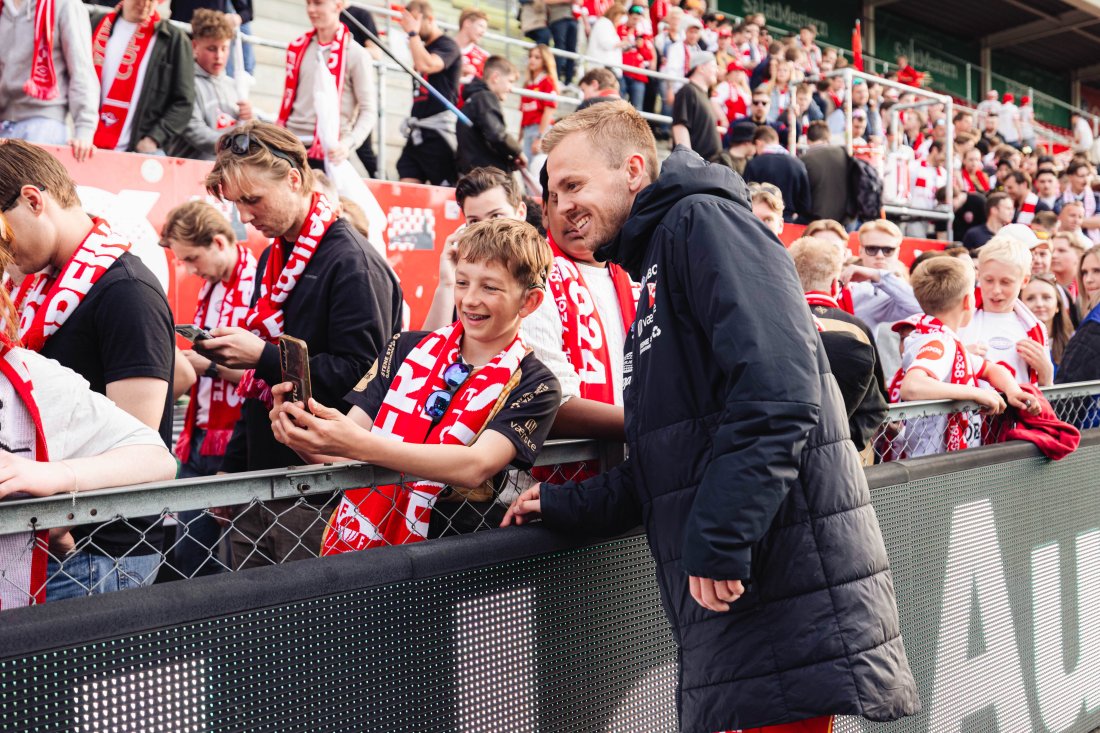 Stadion fylles opp av barn- og unge fotballspillere i Østfold Fotballkrets når vi tar i mot HamKam den siste dagen av høstferien.