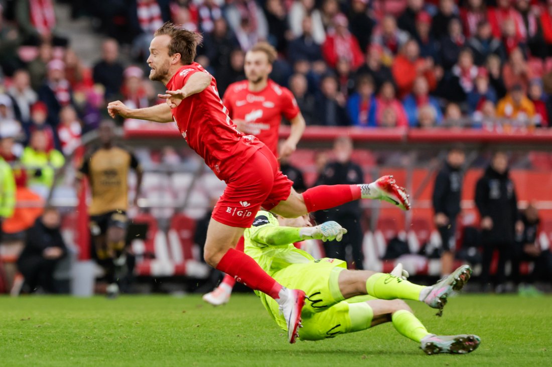 Brann Stadion ropte på rødt kort etter denne hendelsen. (Foto: Paul S. Amundsen / NTB)