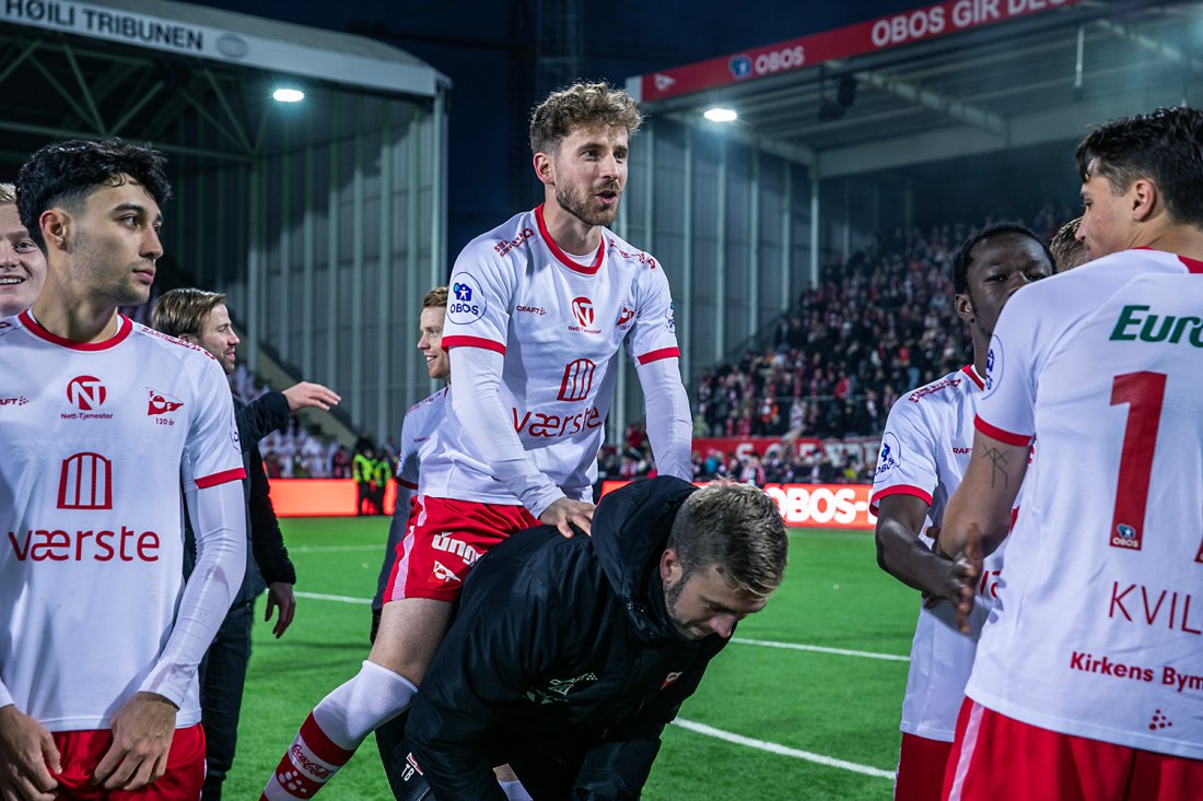 Ludde har vært med på mange oppturer etter nedrykket i 2017. Her jubler han etter den siste OBOS-kampen i 2023. (Foto: Trine Sirnes)