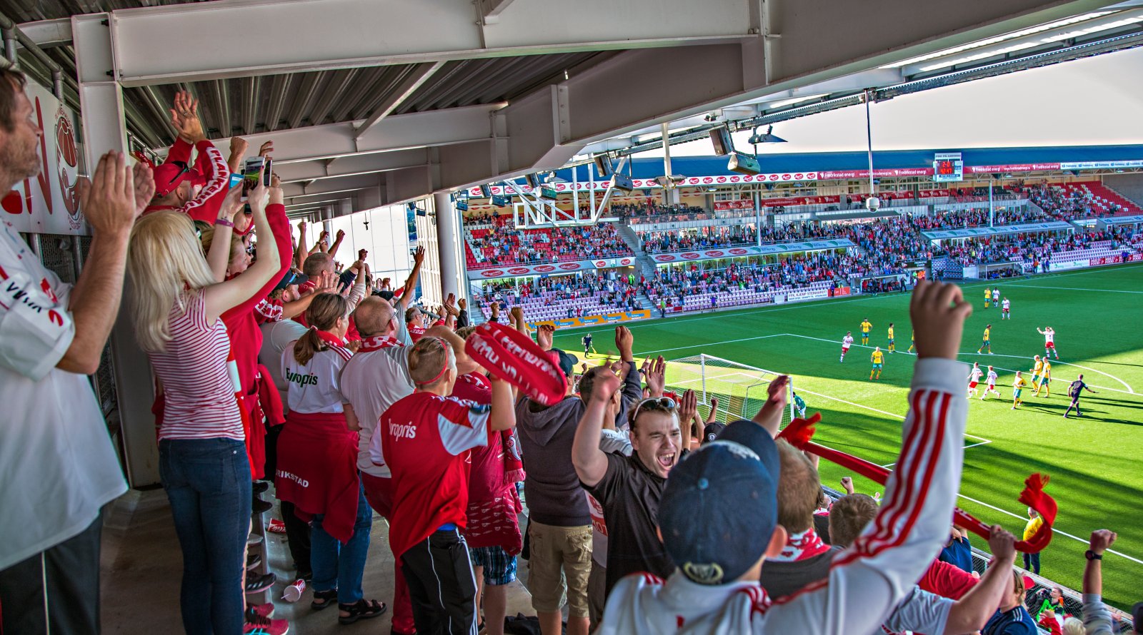 Sørsia supporterne på ståfeltet jubler for scoring 2017