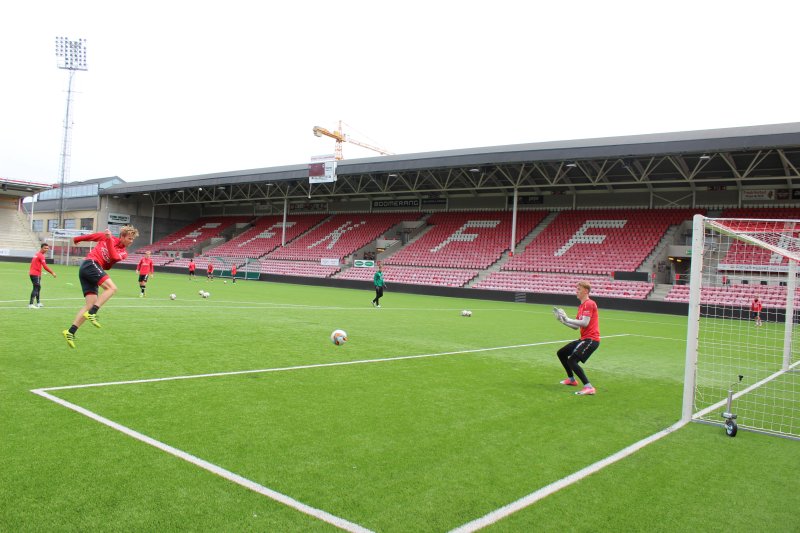 Ulrik Flo tester skuddfoten på trening