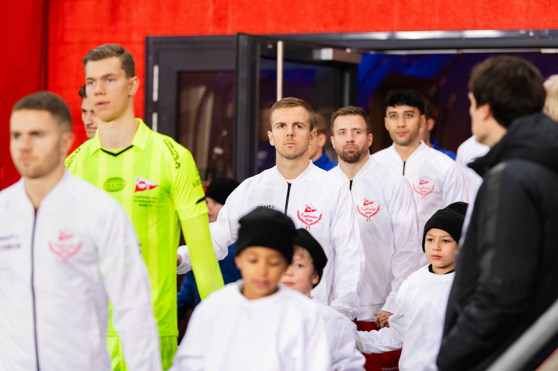 Stian Stray Molde og lagkameratene på vei ut på Ullevall-matta før cupfinalen. (Foto: Qwerty AS)