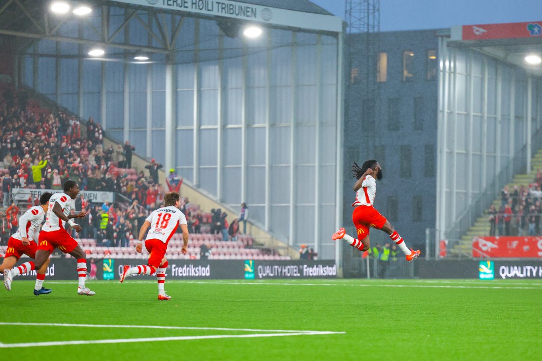 Leonard Owusu jubler etter scoringen mot HamKam i forrige runde. (Foto: Thomas Andersen / NTB)
