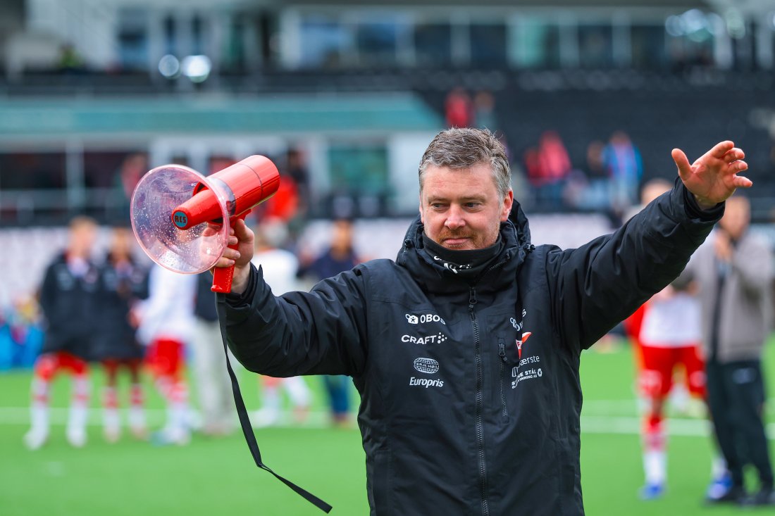 Andreas Hagen ble hyllet av supporterne etter kampen mot HamKam på 16. mai. (Foto: NTB)