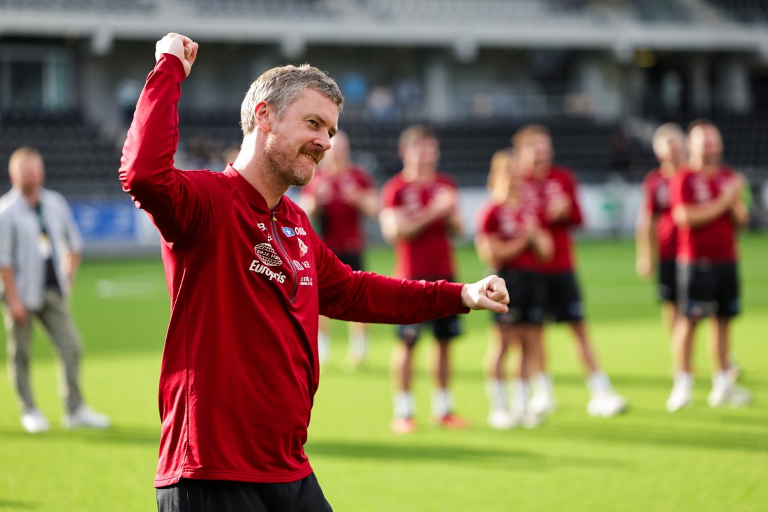 Andreas Hagen feirer etter å ha vunnet 1-0 borte mot HamKam i 2024. Kampen var Hagen sin første som hovedtrener for FFK. (Foto: NTB)