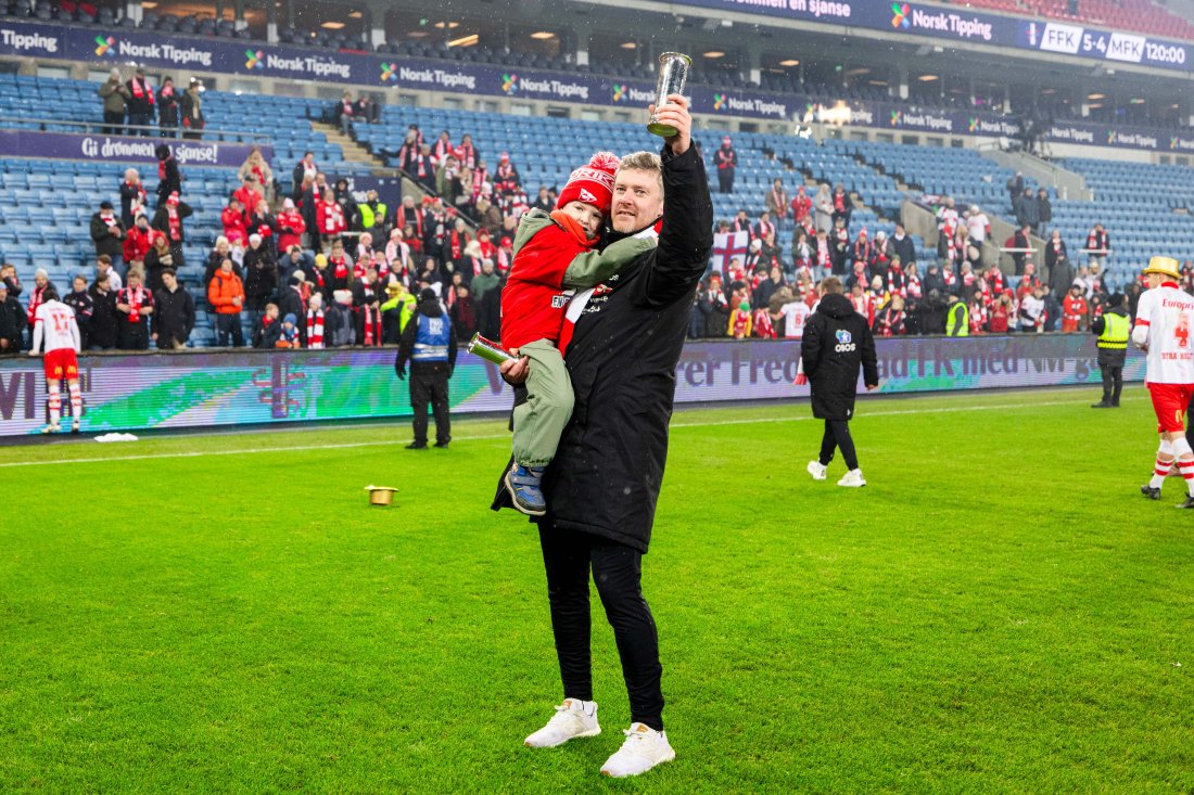 Andreas sammen med sin sønn, Wesley, etter å ha ledet FFK til. klubbens 12. NM-gull. (Foto: Qwerty AS)