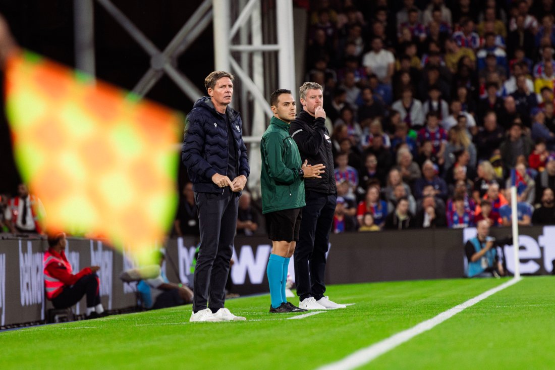 Andreas Hagen på sidelinjen på Selhurst Park da vi møtte Crystal Palace. (Foto: Qwerty AS)