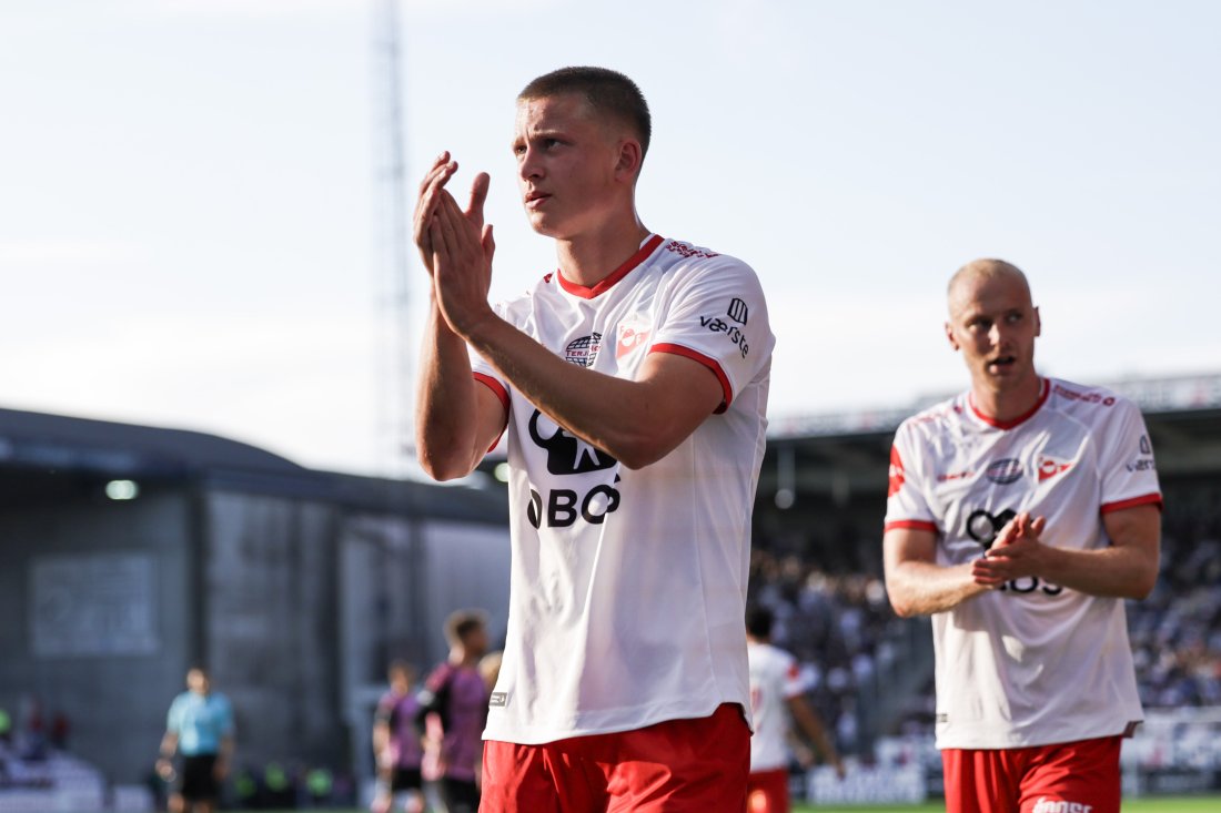 Brage Skaret takker fansen etter en kamp på Stadion. (Foto: Thomas Andersen / NTB)