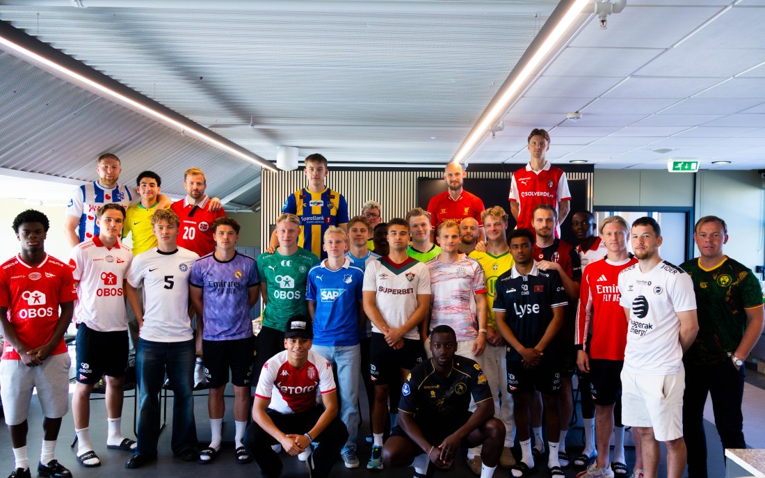 Siden det er kampdag på årets FotballtrøyeFredag utnyttet spillerne torsdagens frokost til å markere saken.