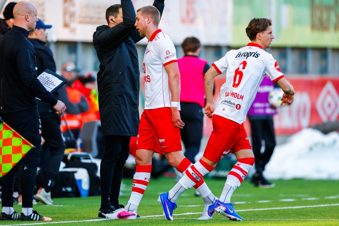 Fredik Holmé er skadet, mens Samuel Leach Holm får sjansen fra start. (Foto: Svein Ove Ekornesvåg / NTB)