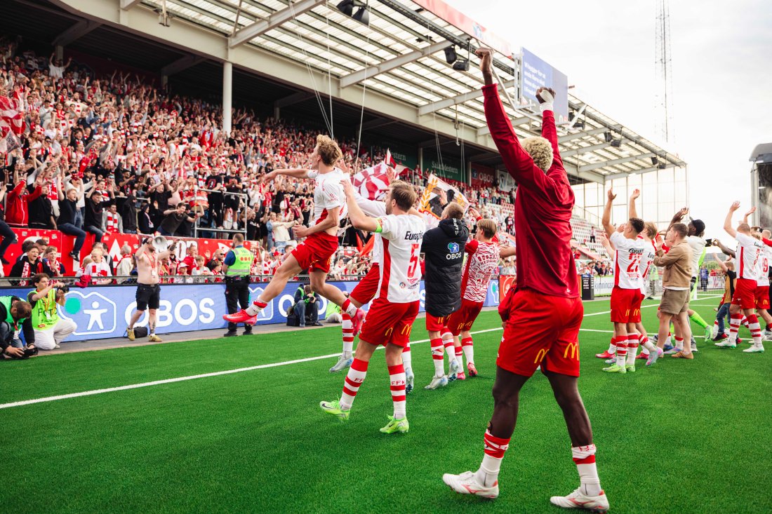 Slik så det ut etter vi slo KFUM den 16. mai 2025. I år går vi for nok en folksom fotballfest på Fredrikstad Stadion dagen før dagen. (Foto: Qwerty AS)