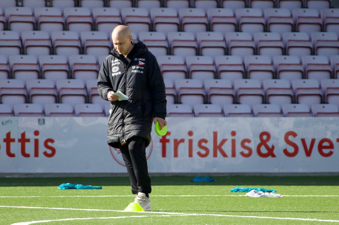 Trener, Jørgen La cour, får justert en kaotisk første omgang til å vinne andre omgang.