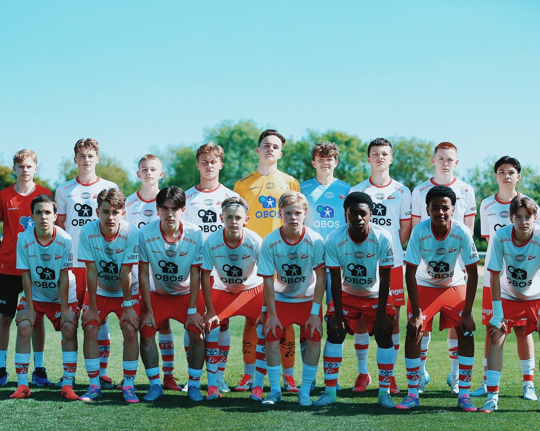 FFK-Akademiet har hatt stor fremgang i år. Her er lagbilde fra Foxes Cup G15 i England i år.