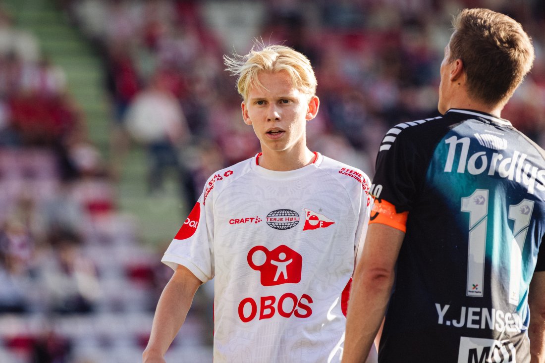 Eirik Granaas ved siden av Ruben Yttergård Jenssen under 15-åringens innhopp mot Tromsø på Stadion. (Foto: Qwerty AS)