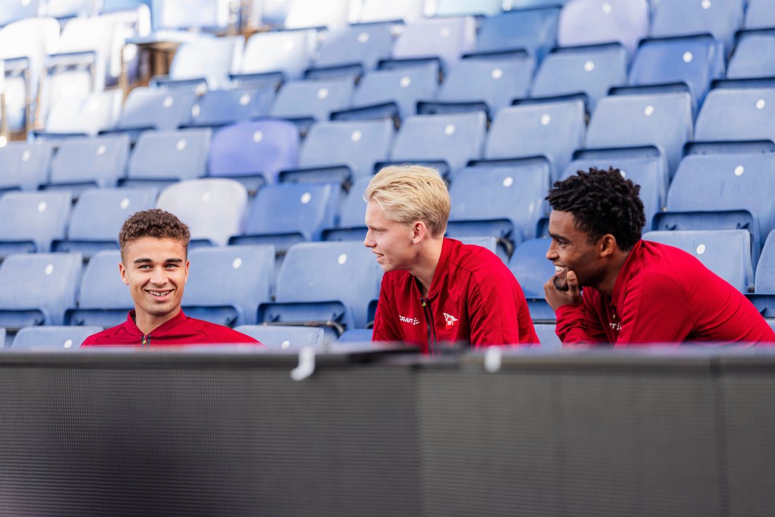 Granaas (i midten) sammen med Henrik Skogvold (t.v) og Fanuel Ghebreyohannes Yrga-Alem på Selhurst Park.
