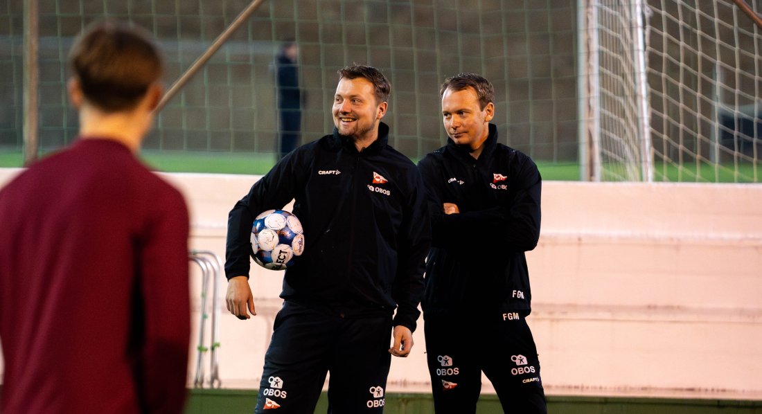 Fredrik Greve Monsen (t.h) sammen med utstyrsansvarlig Viktor Westgaard.