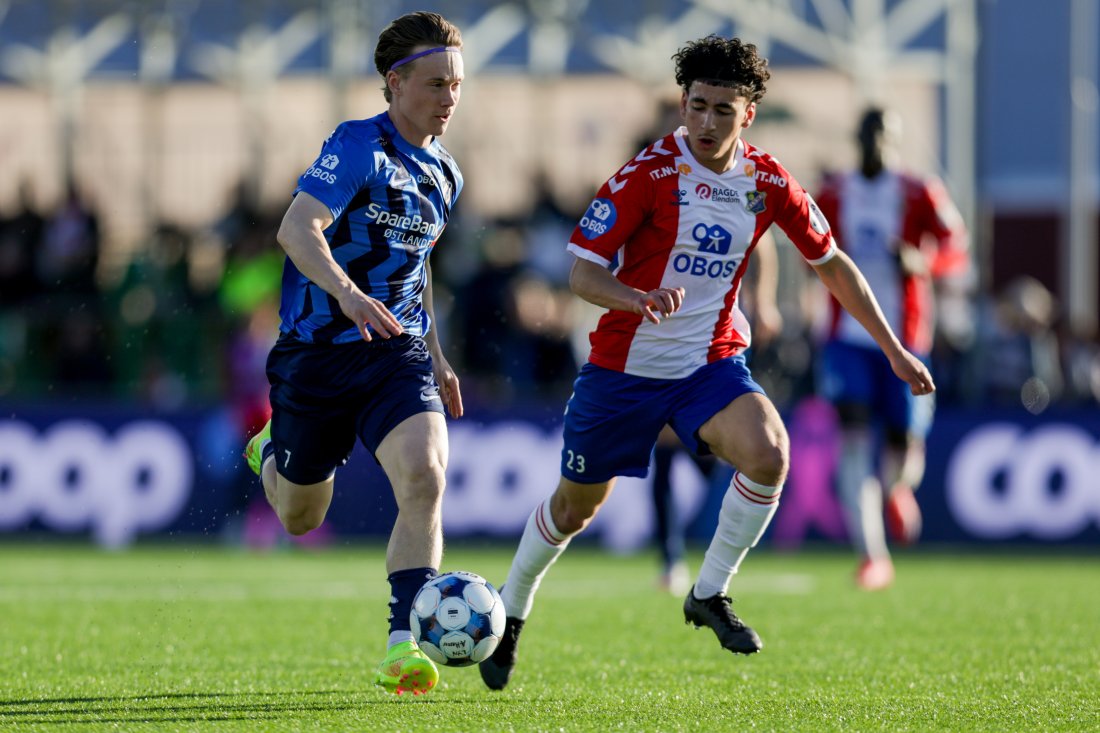 Stabæks Rasmus Eggen Vinge og Lyns Salim Laghzaoui under 1. divisjonskampen i fotball mellom Lyn og Stabæk på KFUM arena. (Foto: Amanda Pedersen Giske / NTB)