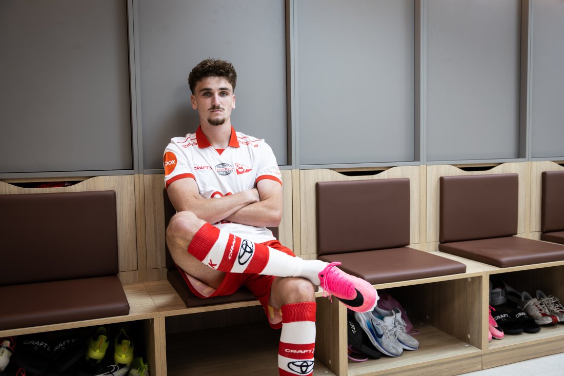 «Kuba» på plass i FFK-garderoben. (Foto: Bendik Olrud)
