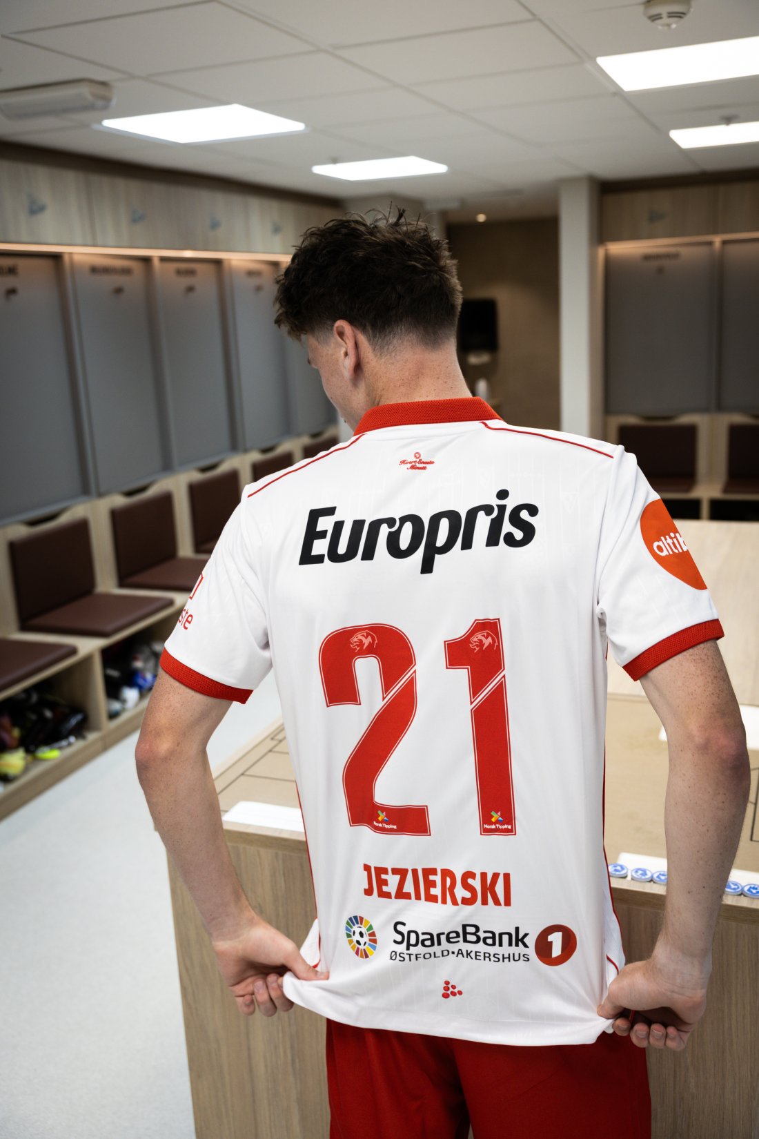 Vår nye midtbanespiller vil bære draktnummer 21 for oss. (Foto: Bendik Olrud)