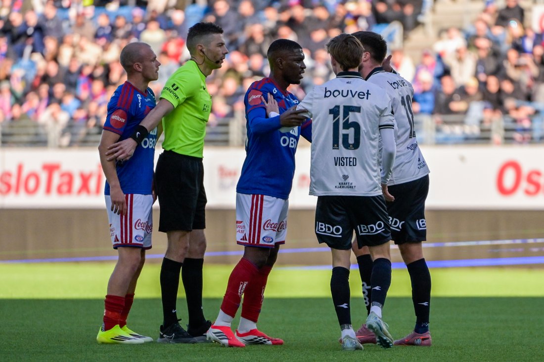 Det ble hett mellom Vålerenga og Viking. (Foto: Annika Byrde / NTB)